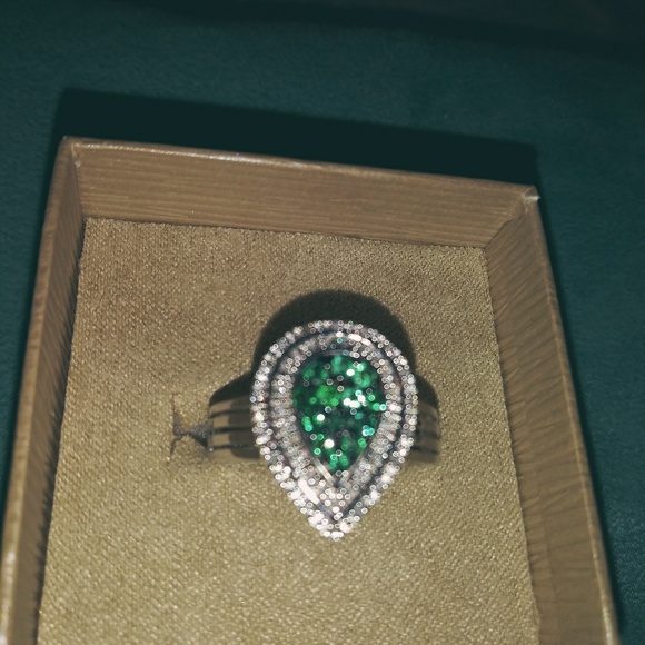 Beautiful Round White and Green Diamond Ring - Picture 1 of 3